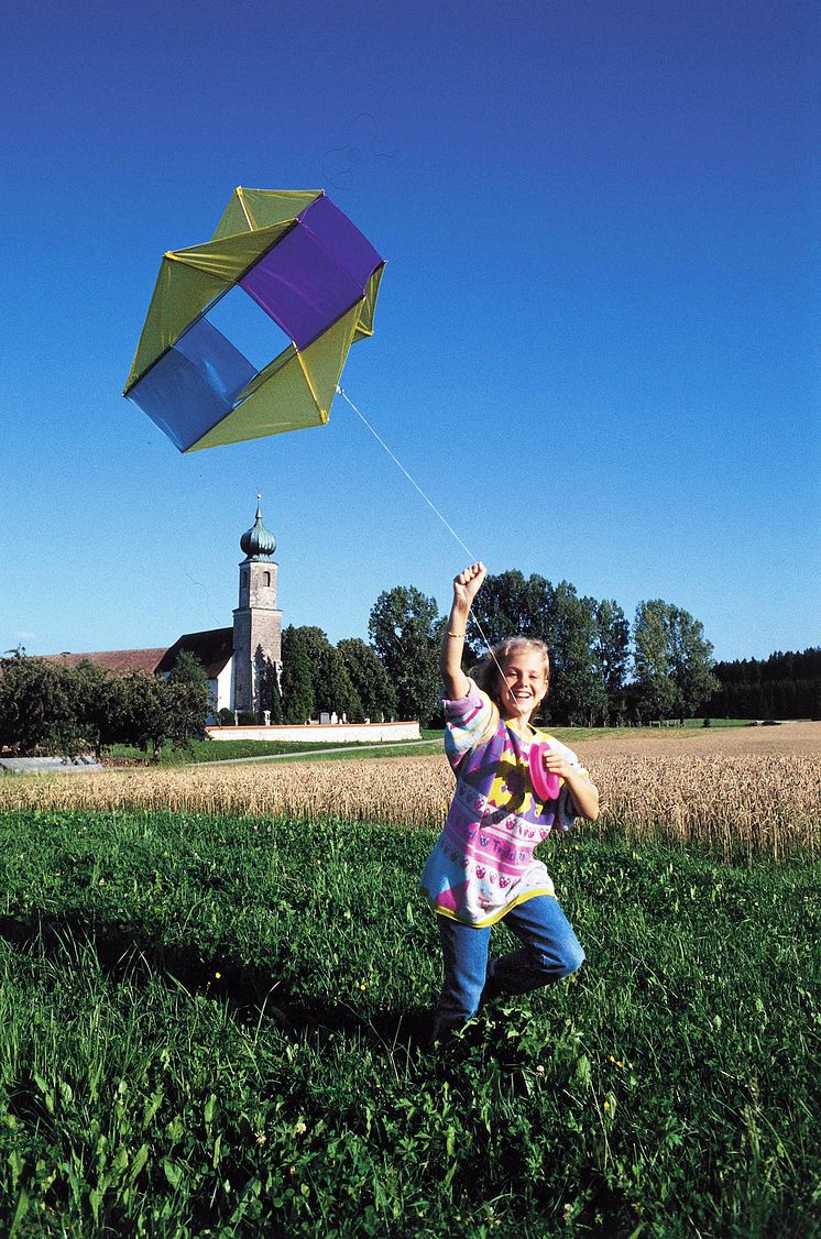 Der Regensburger Netzbetreiber bittet Eltern und Kinder, auf die Sicherheit beim Drachensteigen zu achten.