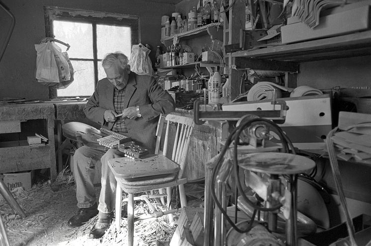 Eric Sahlström tillverkar en nyckelharpa i sin verkstad 1982. Foto: Tommy Arvidson, Upplandsmuseet.