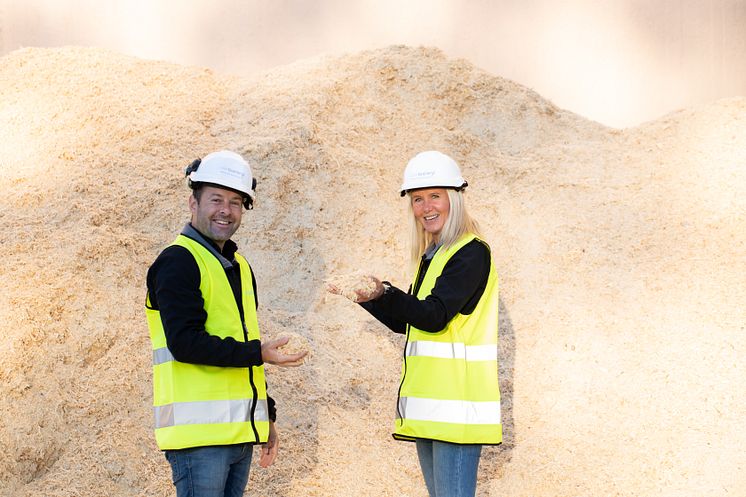 Nicklas Eld, regionchef Solör Bioenergi Väst och Ann-Sofie Ståhl, kundansvarig Solör Bioenergi Väst, vid bränslelagret på fjärrvärmeanläggningen i Odensbacken