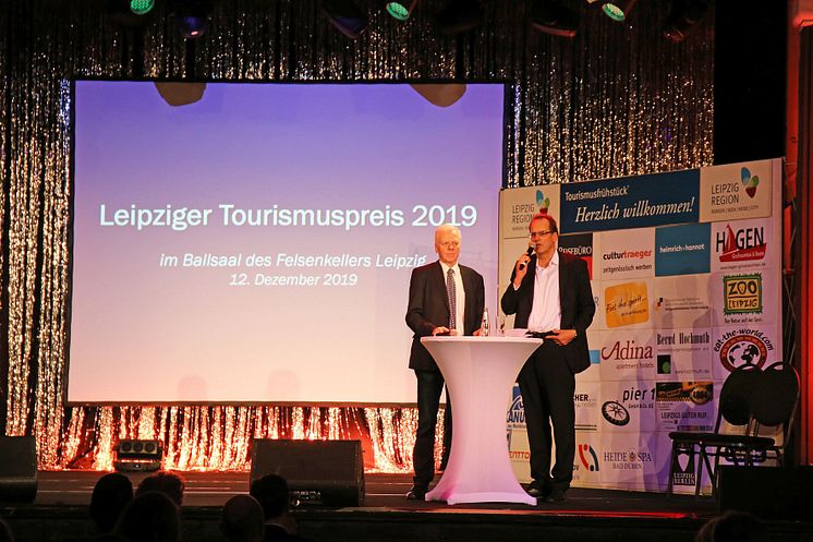 Blick auf die Bühne im Ballsaal des Felsenkellers mit dem Moderator des Abends Dr. Helge-Heinz Heinker und Volker Bremer