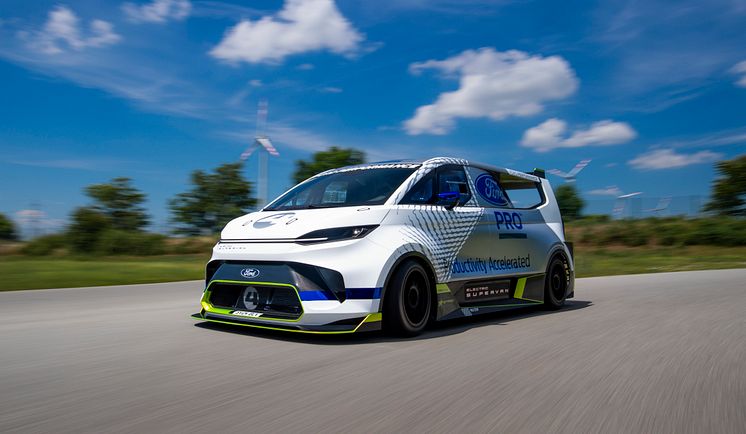Ford Pro Electric SuperVan 2022 (17)