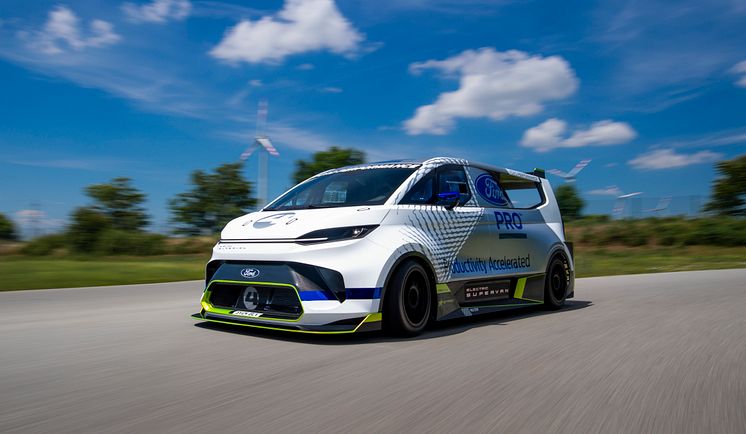 Ford Pro Electric SuperVan 2022 (17)