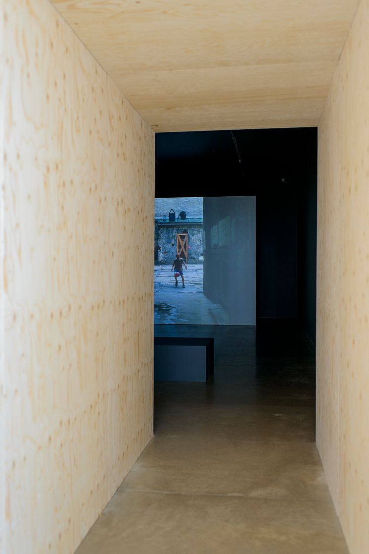 Sharon Lockhart, Pódworka, 2009. Utställningsvy/Installation view.
