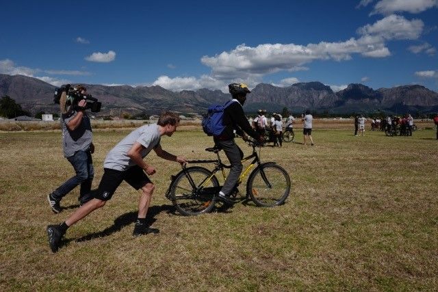 Edvald Boasson Hagen deler ut gratissykler i Cape Town