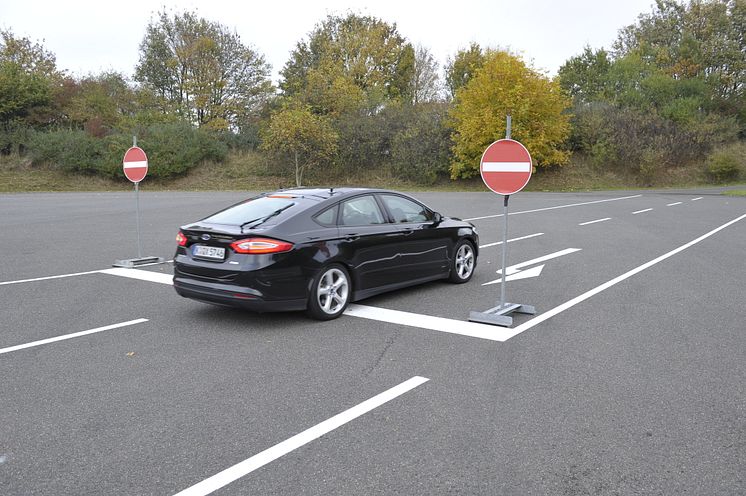 A Ford új, önállóan működő technológiája kellemes pihenéssé varázsolja a dugóban töltött időt, és távvezérléssel leparkolja az autót