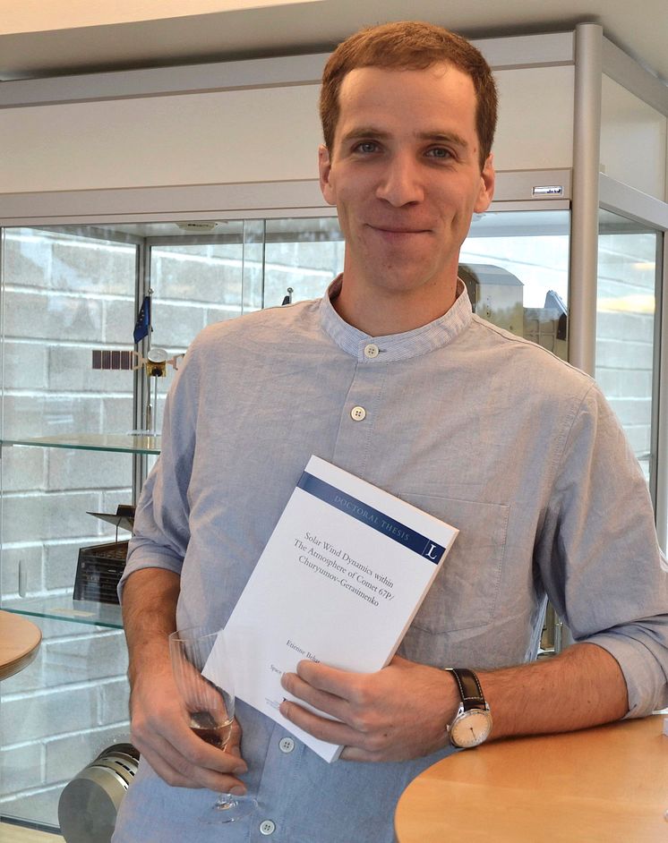 Etienne Behar, IRF, när han spikat sin avhandling vid Institutet för rymdfysik i Kiruna. 