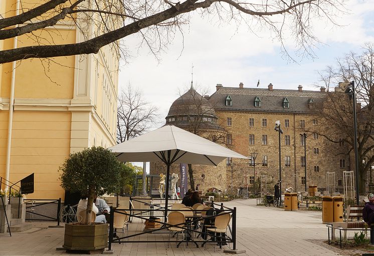 Uteservering Teaterplan. Foto Örebro kommun