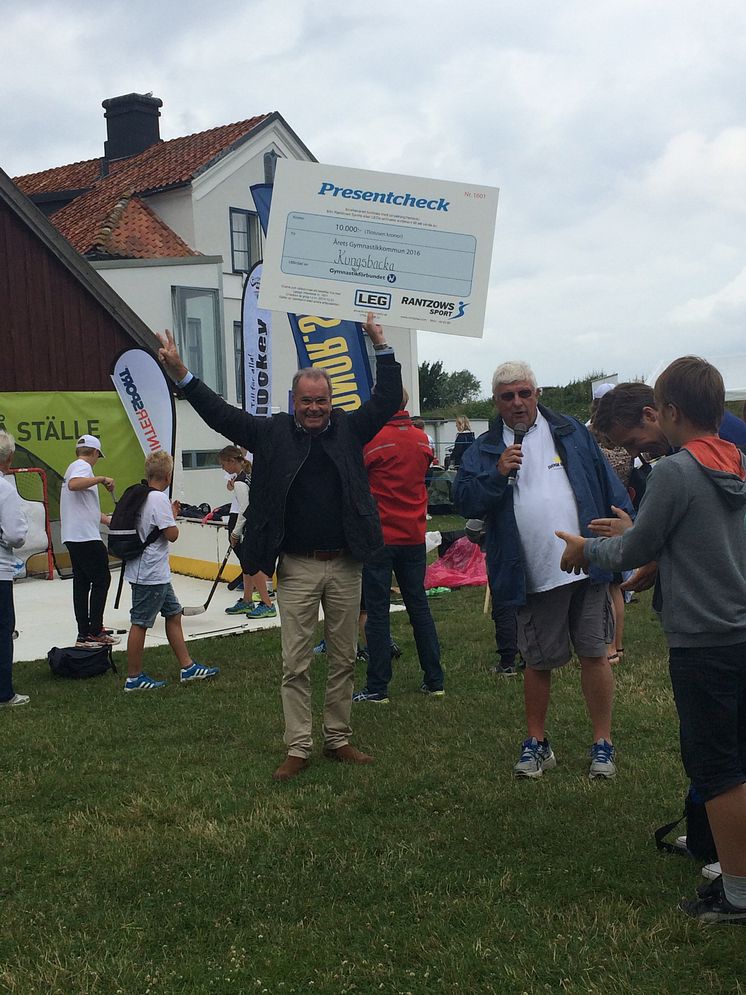 Peter Söderberg tar emot pris förÅrets gymnastikkommun i Almedalen