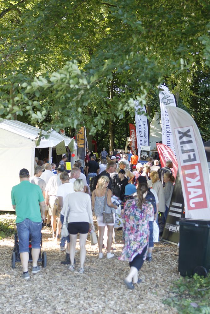 Många besökare i den härliga slottsparken