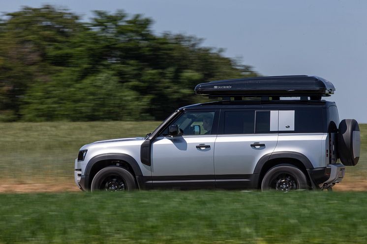 Land Rover Defender_dirt road (4)
