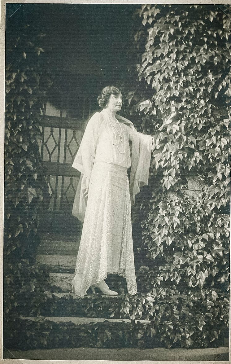 Blanche Bonde i vacker 1920-talsklänning på slottstrappan.