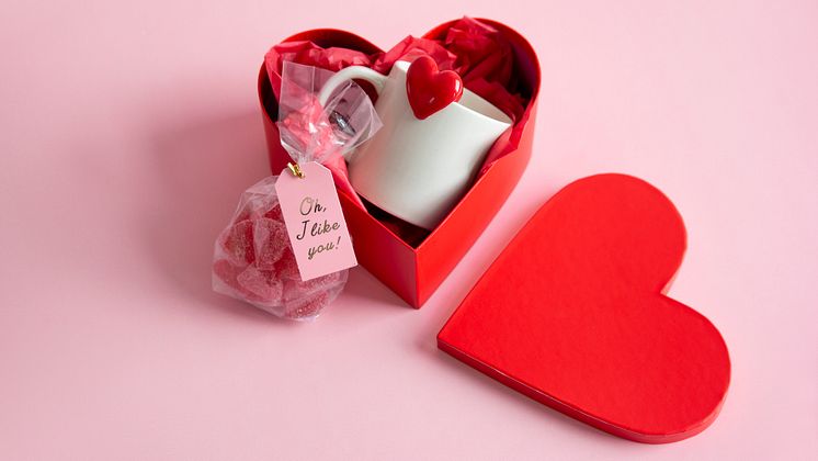 Alla-hjärtans-24-Presentbox-Heart-mugg-Heart-godis kopiera