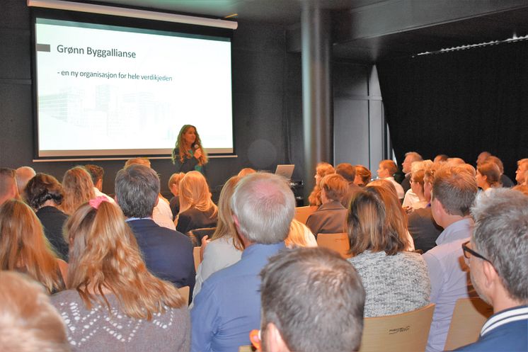 Fullt hus på Kick-off: Styreleder Hege Schøyen Dillner ønsker velkommen.