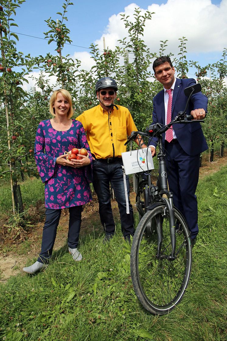 Sächsisches Obstland - v. l.: Sandra Brandt (LTM GmbH, Leiterin Abt. Region), Wolfgang Scheefe (Vorstandsvorsitzender FV „Obstland“ e.V.), Henry Graichen (Landrat Landkreis Leipzig u. Vorstandsvorsitzender TV Sächs. Burgen- und Heideland e.V.)