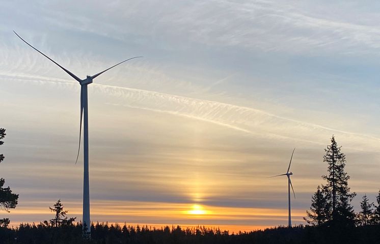 Odal Vindkraftverk i solnedgang