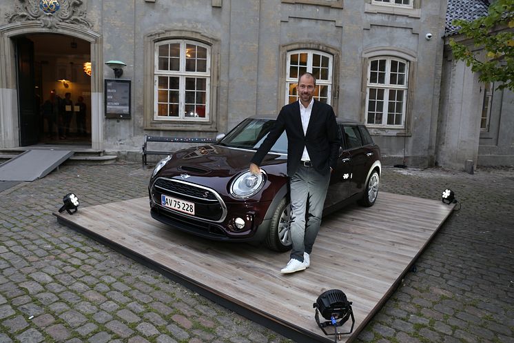 Anders Warming foran den nye MINI Clubman ved Designmuseum Danmark