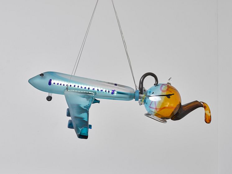 Laure Prouvost, Airplane teapot, chandelier, 2019. © Laure Prouvost; Courtesy of Lisson Galleryjpeg