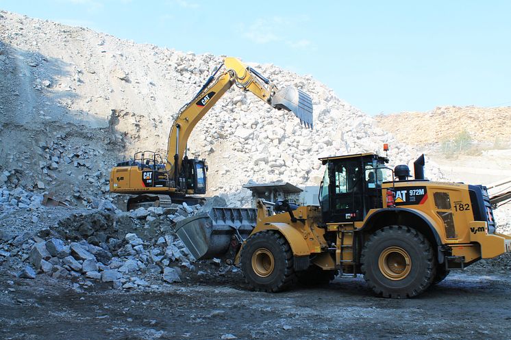 Cat 972M XE och bandgrävmaskin Cat 336E i arbete