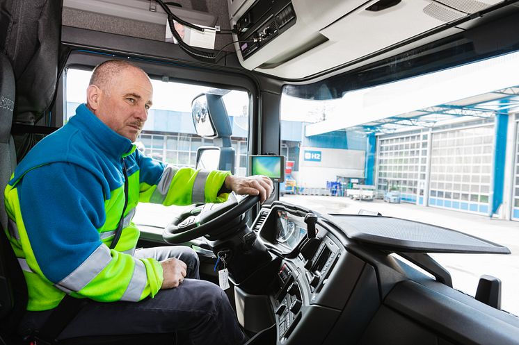 ﻿Fahrer Andreas Hintringer in seinem neuen Scania 770 S.jpeg