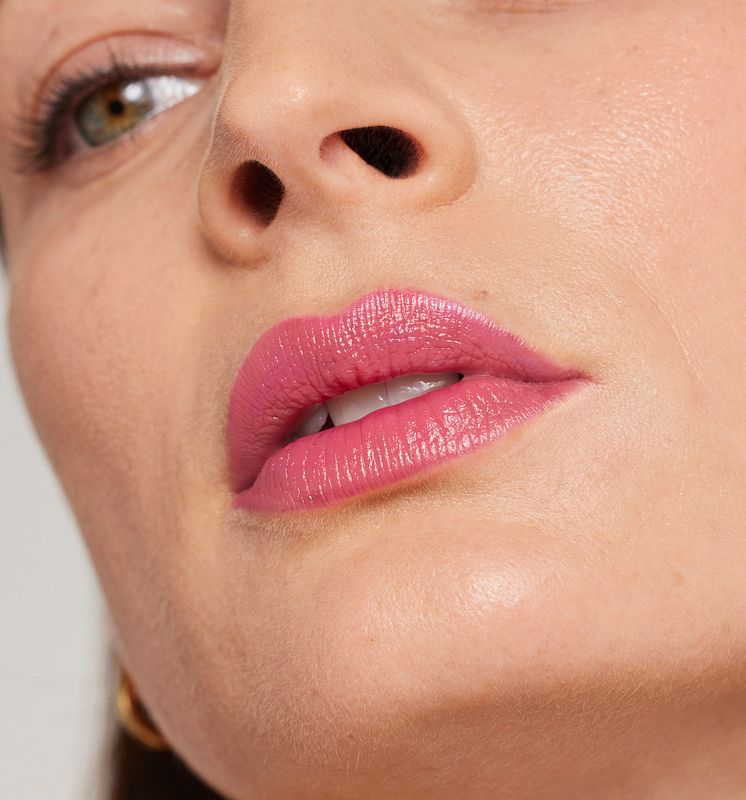 Jane Iredale ColorLuxe Hydrating Cream Lipstick - modellbild Blush