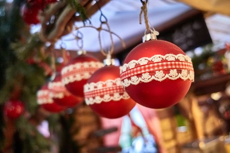 Weihnachtsschmuck auf dem Weihnachtsmarkt