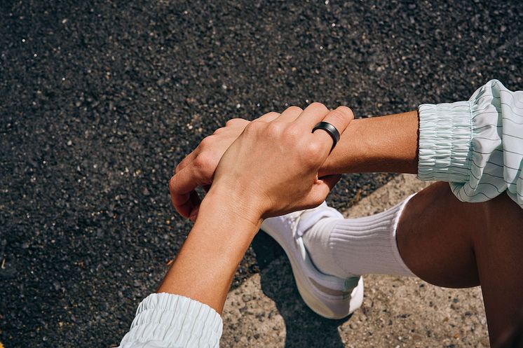 019-lifestyle-galaxy-ring-titaniumblack-running.jpg