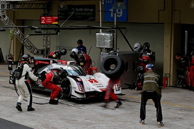 Audi R18 e-tron quattro #2 pitstop (Audi Sport Team Joest), Marcel Fässler, André Lotterer, Benoît Tréluyer