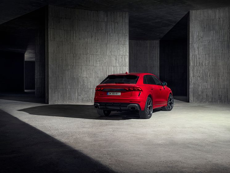 Audi RS Q8 performance (Chilirød metallak)