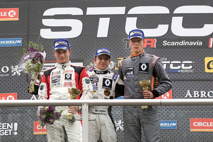 Prispallen race 1, fr.v: Ilmari Korpivaara, Julius Ljungdahl, Joel Jern. Foto: Micke Fransson/STCC