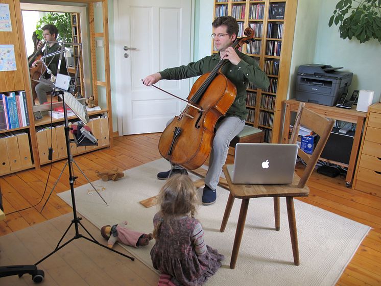 Daniel Pfister (Cellist des Gewandhausorchesters) beim Einspielen des virtuellen Ostergrußes 2020