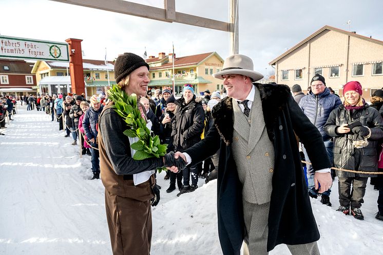 Jubileusmvasan Erik Wickström gratuleras av Vasaloppets vd Johan Eriksson