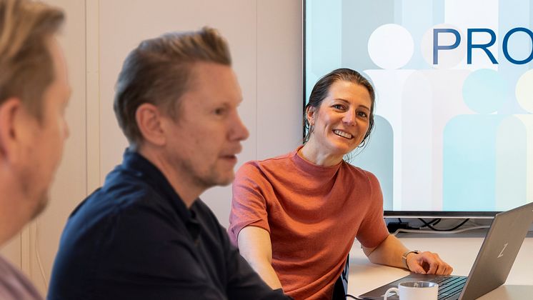 Ulrika Videli är affärschef på Vestia Construction och deras kontaktperson i hållbarhetsfrågor, här tillsammans med kollegorna Tobias Söderberg och Peter Söderberg.