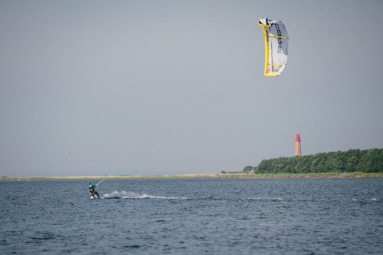 Kiterin vor dem Leuchtturm Flügge