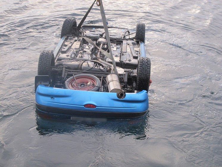 Heving av dumpet bil i sjøen