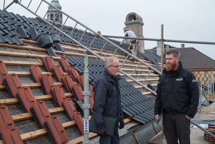 Arkitekt Søren Kibsgaard i samtale med tømrermester Mads Olsen, Tømrer- og Snedkerfirma Pallisgaard A/S.