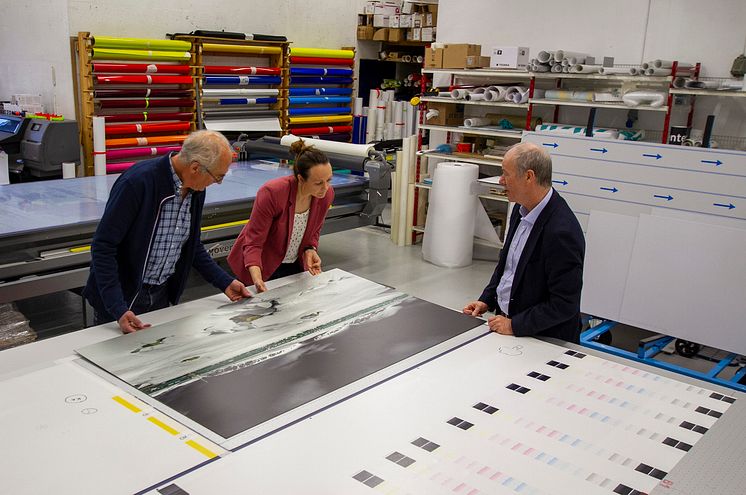 Naturbilde fra Bergensbanen med Hallingskarvet i bakgrunnen, printet på plater av børstet aluminium. Anita Thorbjørnsrød og Hans Martin Gulliksrud i Skilt design får gode råd fra Canons kundeansvarlig Jarle Mikkelsen (t.h.) med på kjøpet.