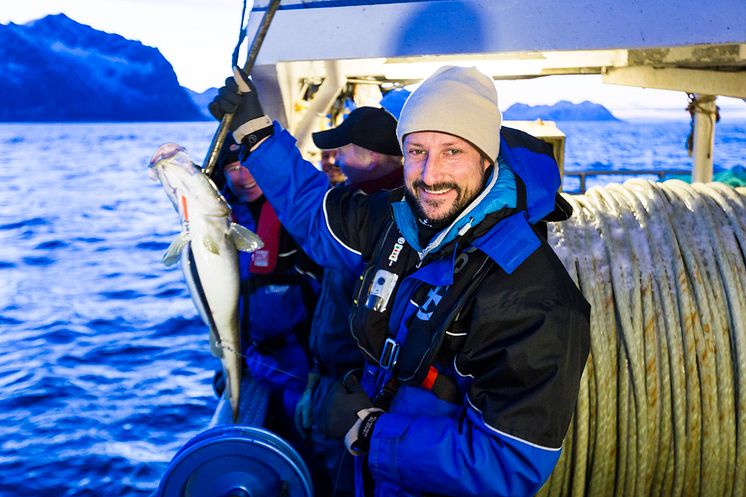 Norwegens Kronprinz Haakon freut sich auch über seinen etwas klein geratenen Skrei.