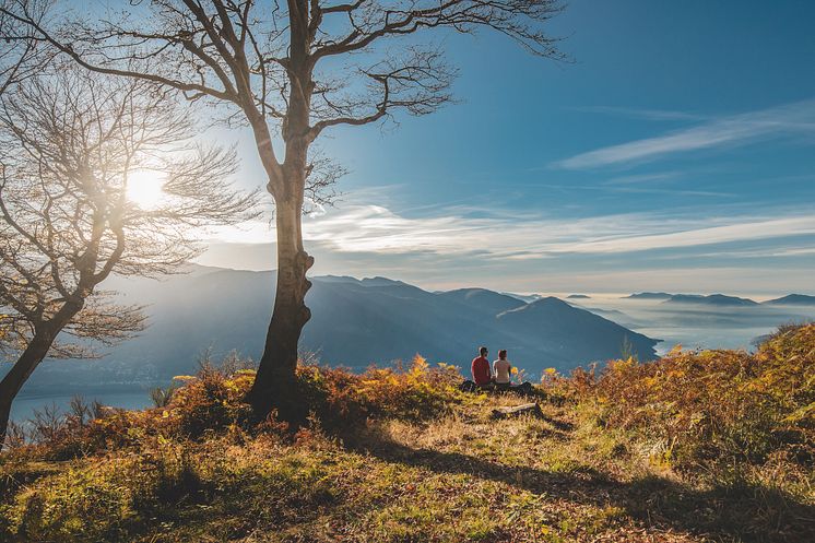 Tessin: Rast mit Blick auf den Lago Maggiore