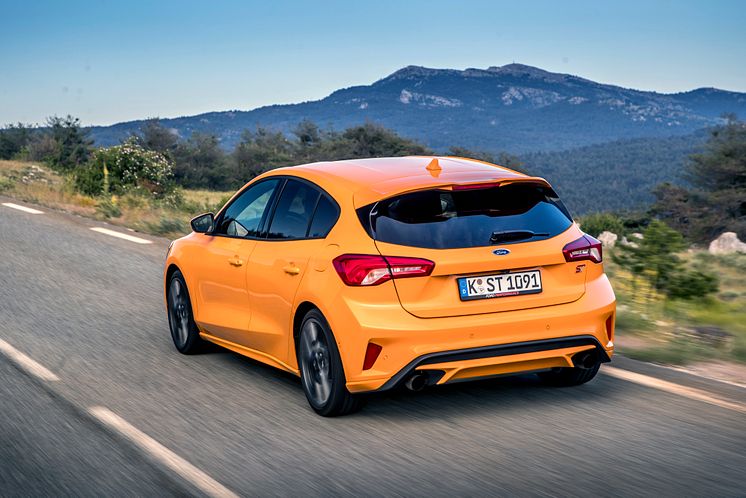 FORD_2019_FOCUS_ST_Orange_Fury_14