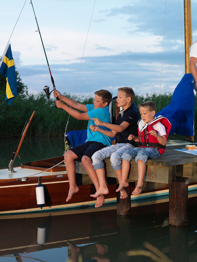 Pressbild - Göta kanal, fiskande barn