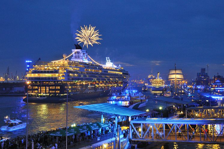 Cruise Days i Hamburg er et festfyrværkeri af en krydstogtskibsparade