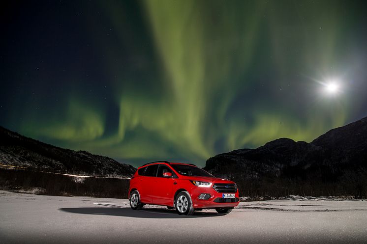 Nye Ford Kuga med nordlys i bakgrunnen