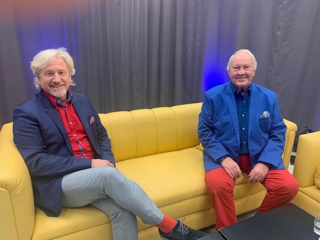 vl_ Uwe Wanger auf dem gelben Sofa zu Gast bei Gerd Hausotto