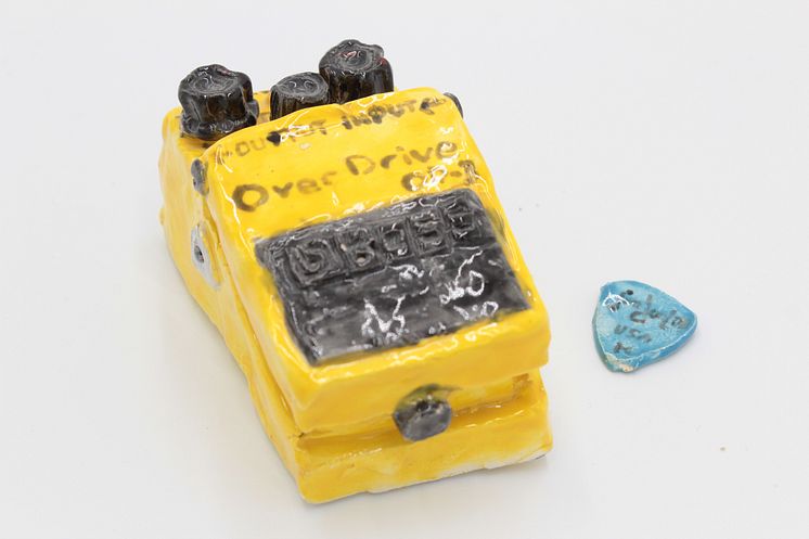 Rose Eken, Guitarpedel and plectrum.jpg