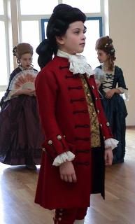 Barn i 1700-talsdräkter, från Spektrumkörerna i Botkyrka, uppträder i "Mäster Wolfgang"