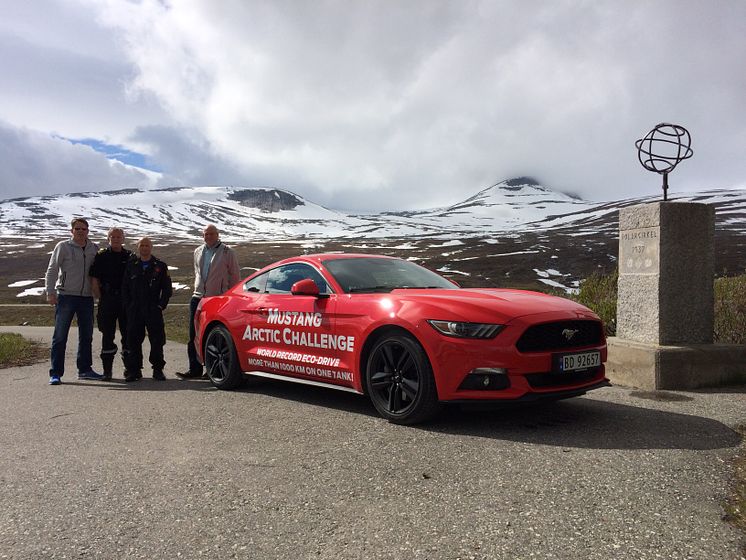 Knut og Henrik satte verdensrekord med sportsbilikonet Ford Mustang. Her ved Polarsirkelen før avreise