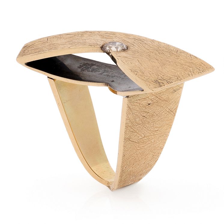 Jytte Kløve- "Regnbuer i natten" ring af 14 kt. guld og delvist forsølvet guld prydet med diamant på 0.68 ct. B. 21 mm. Str. 57. Vurdering- 20.000-25.000 kr..jpeg