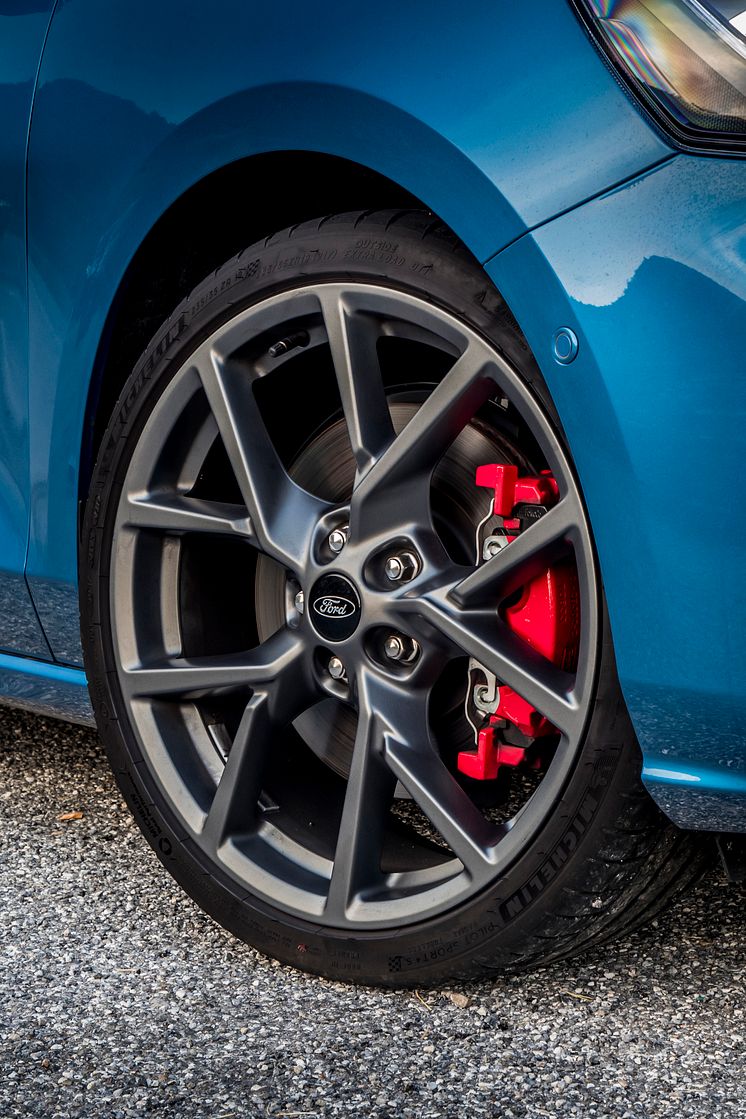 FORD_2019_FOCUS_ST_Performance_Blue_81