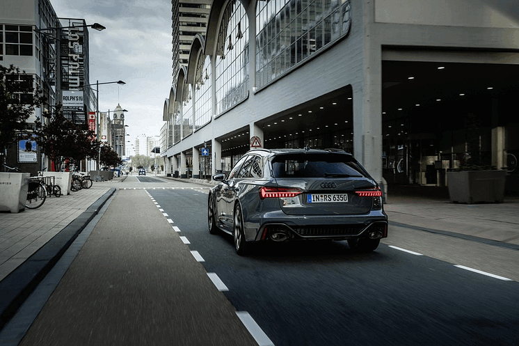 Audi RS 6 Avant performance (Nimbusgrå perleeffekt) gif