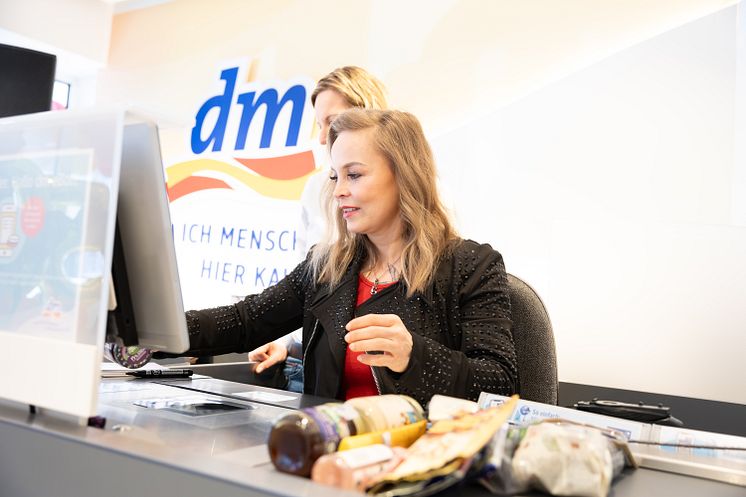 Regina Halmich Kassiererlebnis dm-drogerie markt Karlsruhe.jpg